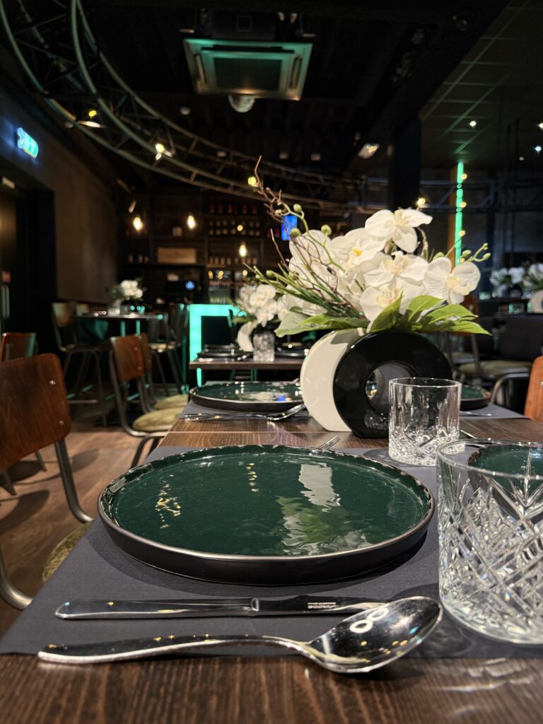 Lounge-restaurant